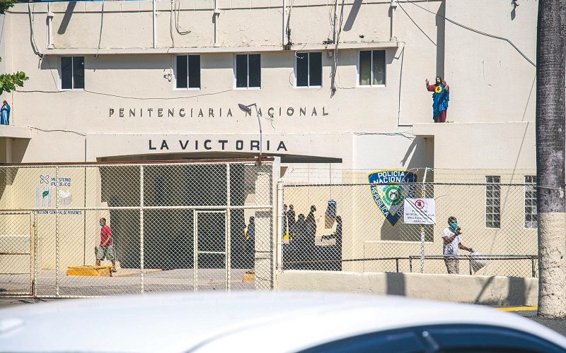 Roberto Santana denuncia que encargado de seguridad de La Victoria recibe siete millones de pesos semanales