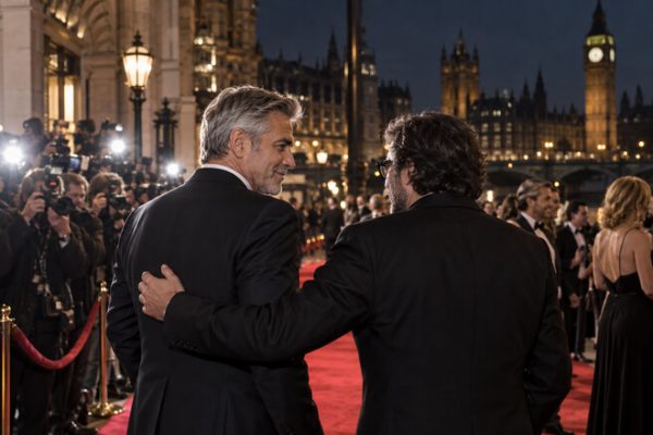 Premiere cinematográfica nocturna en Londres con actores ficticios sobre la alfombra roja