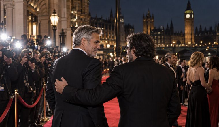 Premiere cinematográfica nocturna en Londres con actores ficticios sobre la alfombra roja