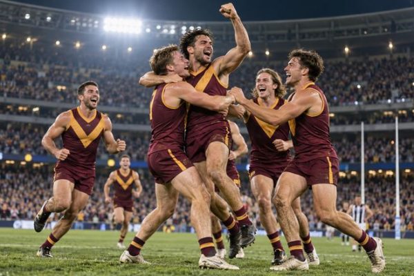 Jugadores de fútbol australiano celebran una remontada en un estadio lleno de Melbourne.